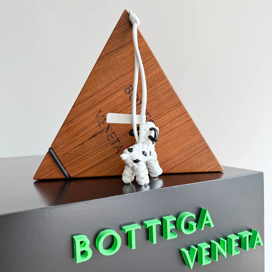 Batch 540 BOTTEGA VENETA2025 new puppy-shaped pendant braided puppy is now online😎The leather braided puppy-shaped pendant can be hung on any handbag, and it is as cute, delicate and colorful as it matches with a bag. Cute and cute, it will touch your heart at any time. It can be hung on bags or keychains. Who can resist such a cute puppy? Style number: 807068